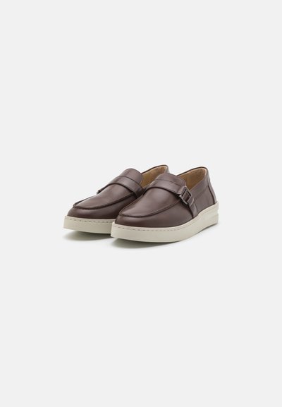 Stuart Weitzman HAMPTONS BUCKLE LOAFER - Slip-ins - dark brown