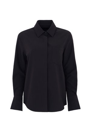 Chemise noire à manches longues, boutonnée, avec col, poche poitrine et larges poignets sur fond blanc.