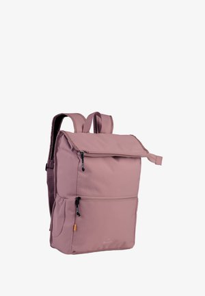 Roze stoffen rugzak met een bovenklep, verstelbare banden, een ritszak aan de voorkant en een logo-detail aan de onderkant. Glad textuur met een minimalistisch ontwerp.