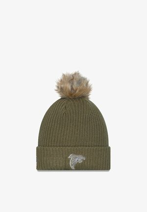 Olivgrüne gestrickte Mütze mit umgeschlagenem Saum, Kunstfellbommel oben und gesticktem Falkenlogo auf dem vorderen Saum.