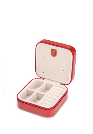 Scatola per gioielli rossa con cerniera aperta, che mostra l'interno beige con scomparti per anelli e quattro scomparti per organizzare i gioielli.