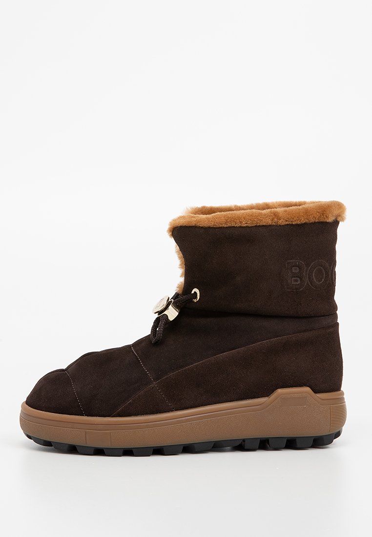 Braune Wildlederstiefel mit einem hellbraunen Kunstfellbund, Gummisohle und einer runden Zehe. Besitzt einen dekorativen Metallverschluss und gestickte Akzente.