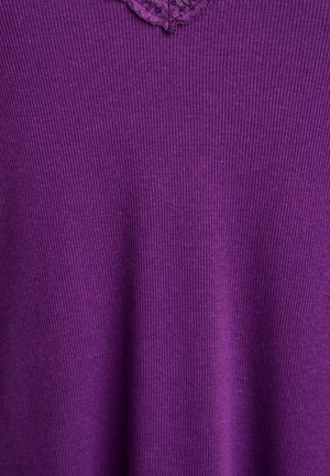 Lila ribbad topp med en flikig spetsdetalj vid halsringningen. Mjuk textur med en figurnära siluett.