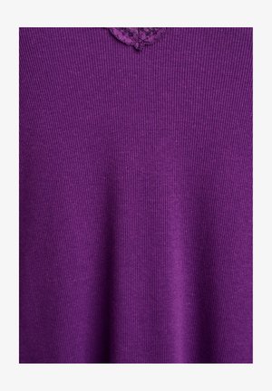 Fioletowa prążkowana bluzka z falowanym koronkowym detalem przy dekolcie. Miękka w dotyku o dopasowanym kroju.