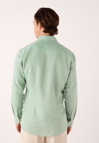 Next SUMMER BLEND SMART AND POCKET SQUARE PACK. - Krekls - green marl