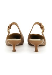Tacchi in pelle marrone con design slingback, tacco conico piccolo e una cinghia con una fibbia dorata. Texture liscia e punta arrotondata.