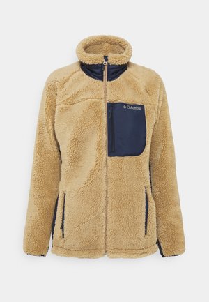 Beige flauschige Fleecejacke mit einer navyfarbenen Reißverschlusstasche auf der Brust und Seitentaschen, Stehkragen und durchgehendem Frontreißverschluss.
