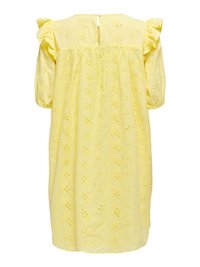 Robe jaune à œillets avec épaules à volants, manches bouffantes aux coudes et fermeture par un bouton avec ouverture en goutte d'eau dans le dos.