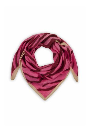 Roze en bruine gestreepte sjaal met een driehoekige vorm en een dunne beige rand, gemaakt van zachte stof. Gelaagde textuur met een gelaagd ontwerp.