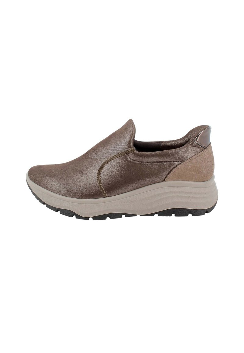 Scarpe slip-on marroni con finitura metallica, tomaia testurizzata e suola imbottita di colore chiaro. Suola piatta in gomma con scanalature per una migliore aderenza.