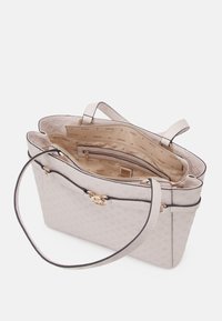 Borsa a spalla grigia chiara con motivo a logo in rilievo, doppio manico, hardware dorato e molteplici tasche interne. Design liscio e strutturato.