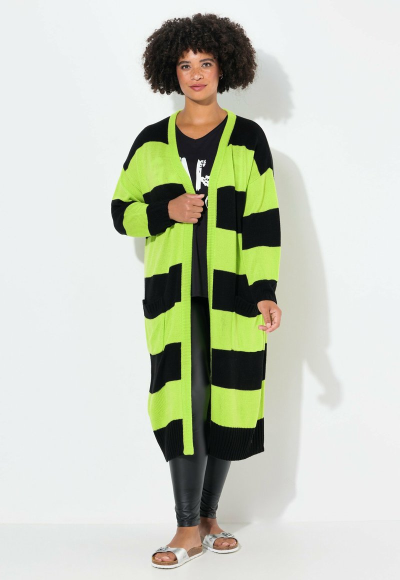 Cardigan lungo con ampie righe nere e verdi fluorescenti, caratterizzato da un'apertura frontale, due tasche e polsini a costine. Tessuto in maglia leggero.