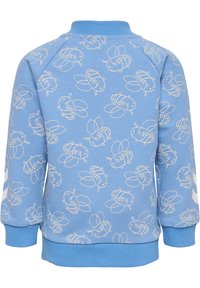 Ljusblå sweatshirt med vitt bi-mönster och texten "happy." Har en ribbad krage och mudd, tillverkad av mjukt bomullsmaterial.