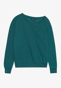 Sudadera color agua hecha de material suave, con un escote amplio, mangas largas y dobladillos acanalados. Textura lisa sin patrones visibles.