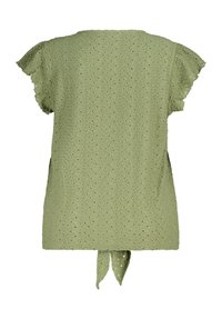 Haut vert à manches courtes avec un motif à œillets, col bateau et un détail noué à la taille. Tissu doux et texturé avec une coupe décontractée.
