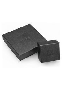 Schwarze Geschenkeboxen, eine große quadratische und eine kleinere würfelförmige, beide mit einer strukturierten matten Oberfläche und einem dezenten eingeprägten Logo.