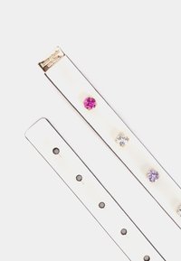 Bracciale in pelle bianca con accenti dorati, caratterizzato da tre montature per gemme rotonde: rosa, trasparente e viola. Include fori regolabili.