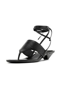 Zwarte leren sandalen met een gestructureerde bovenkant, open teen en verstelbare enkelbandjes. Lage, asymmetrische blokhak.