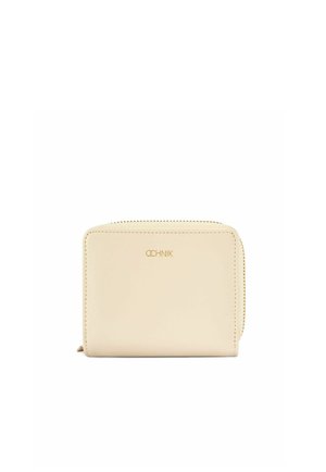 Beżowy portfel ze skóry o gładkiej teksturze, wyposażony w zamknięcie na zamek, zaokrąglone rogi oraz tłoczone logo marki na przedniej stronie.