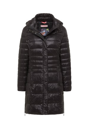 Schwarze Pufferjacke mit Kapuze, die ein gestepptes Design, einen Reißverschluss vorne und Seitentaschen aufweist. Das Material hat eine glatte, glänzende Textur.