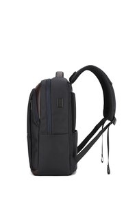 Zwarte nylon rugzak met gevoerde banden, twee voorste ritszakken, mesh zijzakken en een bruine accent onderkant. Heeft een slank, rechthoekig ontwerp.