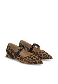 Ballerine con stampa leopardo e punta affusolata, dotate di una cintura nera impreziosita da gioielli e un tacco angolato piccolo. Realizzate in materiale morbido e dalla texture liscia.