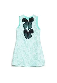 Vestido sem mangas azul claro com padrão floral texturizado e dois grandes laços pretos com centros de strass na frente.