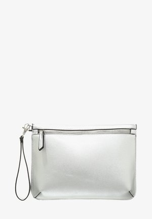 Pochette rectangulaire argentée avec fermeture éclair et bracelet détachable sur fond blanc.