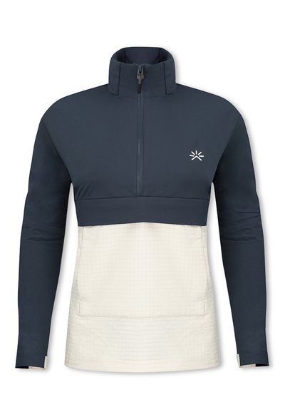 Marinblå och krämfärgad tröja med hög krage, halvdragkedja framtill och rutmönster på den nedre delen. Litet logotyp på bröstet.