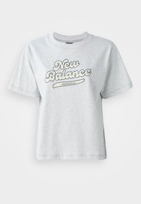 T-shirt en coton gris avec un col rond, des manches courtes et un logo imprimé "New Balance Athletics" en bleu et blanc.
