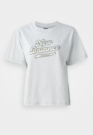 T-shirt en coton gris avec un col rond, des manches courtes et un logo imprimé "New Balance Athletics" en bleu et blanc.
