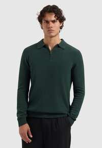 Donkergroene pullover met een gestructureerde afwerking, voorzien van een kwart rits en een kraag; ribgebreide manchetten en zoom; lange mouwen, getailleerde pasvorm.