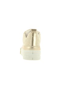 Sneaker beige testurizzato con dettagli metallici dorati sul tallone e una suola spessa bianca. Presenta un design semplice ed elegante senza schemi visibili.