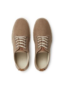 Braune Leinen-Schuhe mit beigen Schnürsenkeln, runder Zehenform und gestickten Details. Sie verfügen über ein strukturiertes Obermaterial und eine kontrastierende helle Sohle.