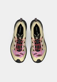 Salomon XA PRO 3D V9 - Scarpe da trail running - green haze/cyclamen/black