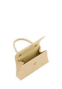 Beige struktureret håndtaske med en tekstureret overflade, et enkelt håndtag, en trykknaplukning og et åbent indre, der indeholder en lomme.