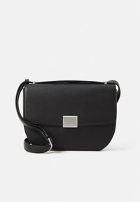 Črna usnjena torbica čez rame s ukrivljeno obliko, srebrno kovinskimi elementi spredaj in snemljivim trakom. Gladek tekstura z minimalnimi detajli.