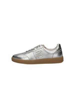 Metallisch silberner Sneaker mit einer glatten Oberfläche, ausgestattet mit einer strukturierten Gummisohle und einem gestickten Logo-Detail an der Seite. Mit Schnürung.