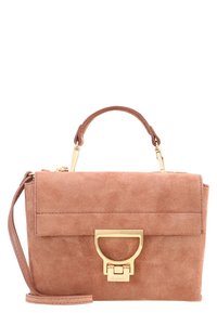 Kleine, weiche Handtasche aus pinkem Wildleder mit einem oberen Griff und einem abnehmbaren Schultergurt. Verfügt über einen goldenen Metallverschluss und ein minimalistisches Design.