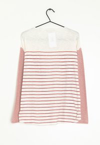 Pitkähihainen paita, jossa valkoinen runko ja punaiset vaakaraitat, raidalliset hihat ja takaosassa etiketti. Materiaali vaikuttaa kevyeltä.
