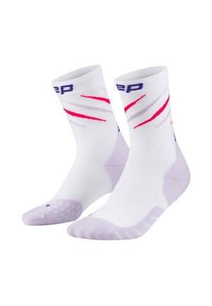 Ein Paar weiße sportliche Crew-Socken mit diagonalen Streifen in Rosa und helllila sowie einem lila Logo am oberen Bündchen und verstärkten Zehen und Fersen.