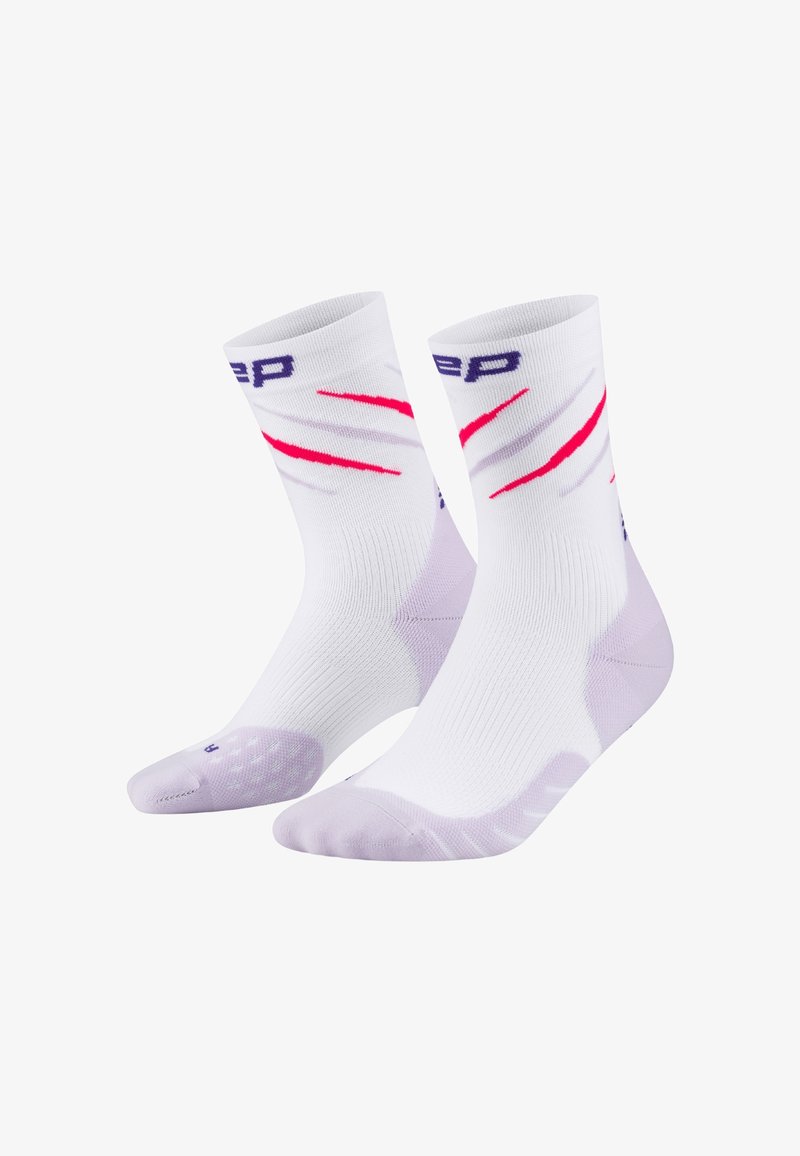 Ein Paar weiße sportliche Crew-Socken mit diagonalen Streifen in Rosa und helllila sowie einem lila Logo am oberen Bündchen und verstärkten Zehen und Fersen.