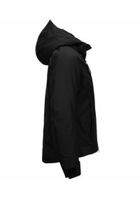 Giacca nera impermeabile con cappuccio, dotata di chiusura frontale a zip, due tasche laterali e polsini regolabili con velcro. Finitura opaca e design snodato.