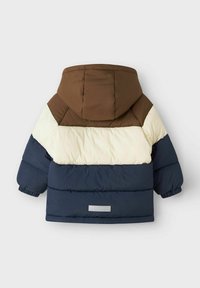 Giacca a vento per bambini con cappuccio, caratterizzata da blocchi di colore orizzontali in marrone, crema e blu navy, con polsini elasticizzati e una toppa riflettente sull'orlo posteriore.
