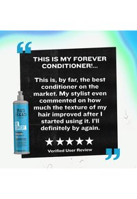 Flacon d'après-shampoing Blue Bed Head Recovery à côté d'un avis utilisateur cinq étoiles louant l'amélioration de la texture des cheveux et recommandant un nouvel achat.