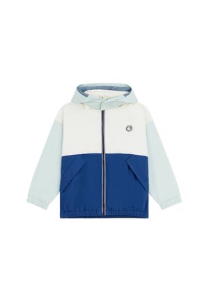 Veste coupe-vent color-block avec des manches et une capuche bleu clair, un haut de corps blanc, un bas de corps bleu foncé, une fermeture éclair sur le devant et des poches en biais.