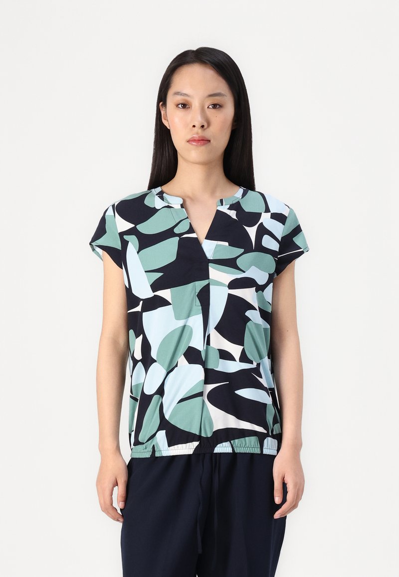 Short-sleeve top in lightweight fabric, featuring an abstract leaf pattern in green, blue, and black, with a rounded neckline and elastic hem.