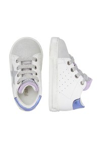 Sneakers bianchi per bambini con punte di glitter argento, stella argento sui lati, lacci grigi e accenti blu sul tallone, mostrati in vista frontale e laterale.