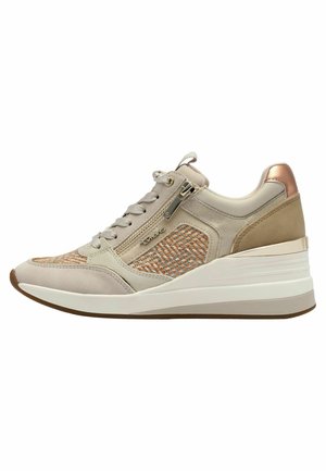 Beige Sneaker mit Wedge-Design, aus strukturiertem Stoff, metallischen Akzenten und einem seitlichen Reißverschluss. Solide Gummisohle, vielseitiger Stil.