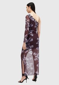 Lång bordeaux klänning med blommönster, genomskinliga långa ärmar, V-ringning i ryggen, hög slits och eleganta svarta klackar. Slät textur, figurnära design.
